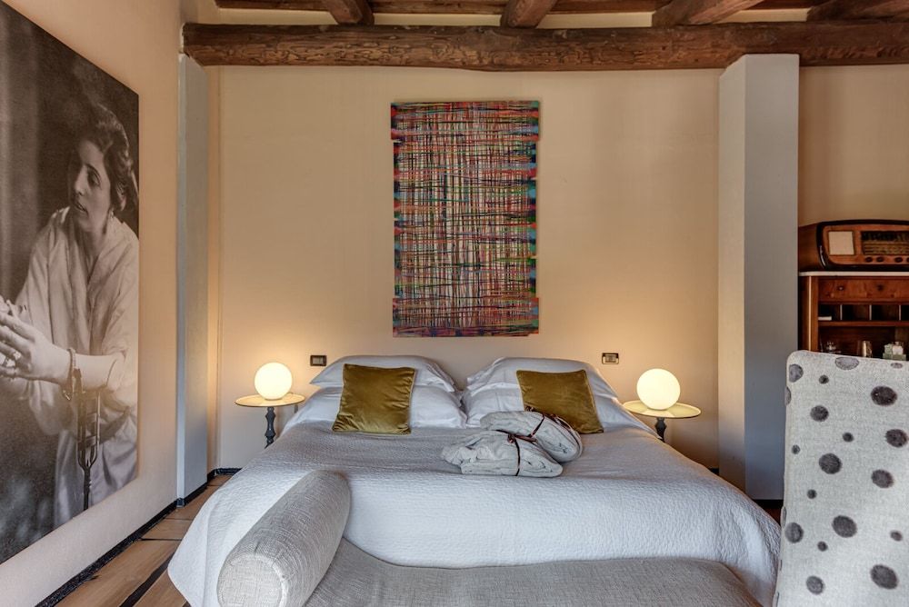 Deluxe Suite, 1 King Bed, Partial Sea View