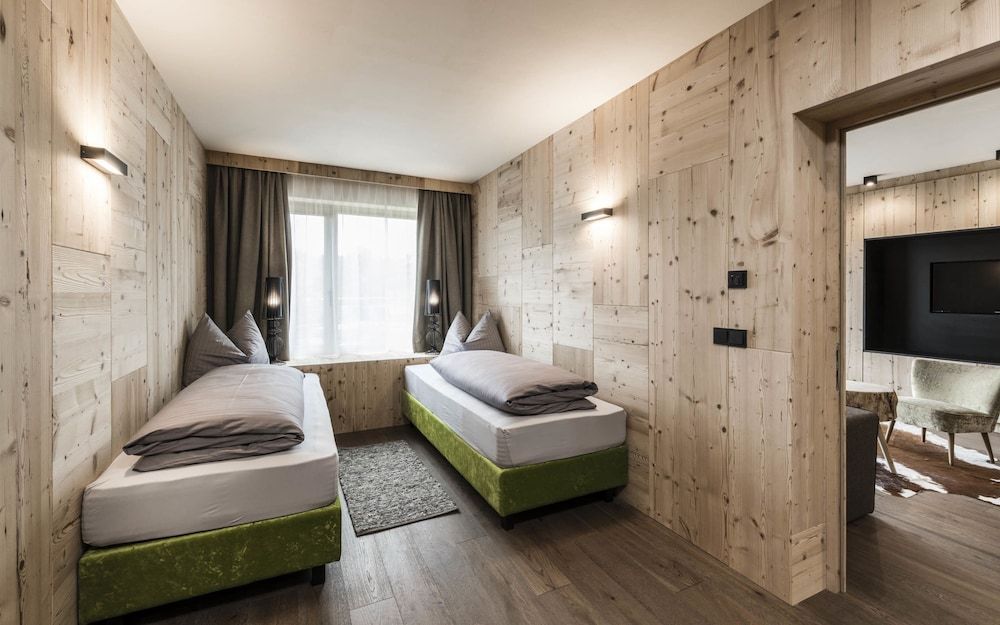 Family  Suite (FAMIL)