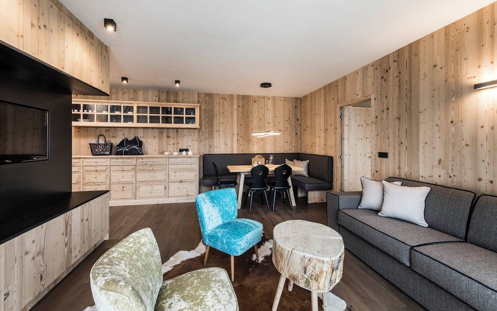 Family  Suite (FAMIL)