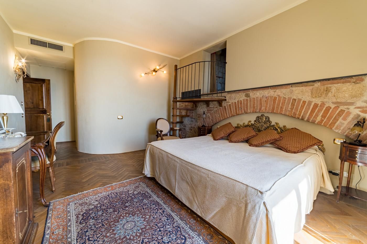 Suite King Bed