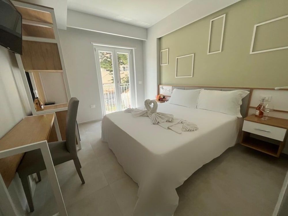 Eliseo Palace Tropea Standard Room 12