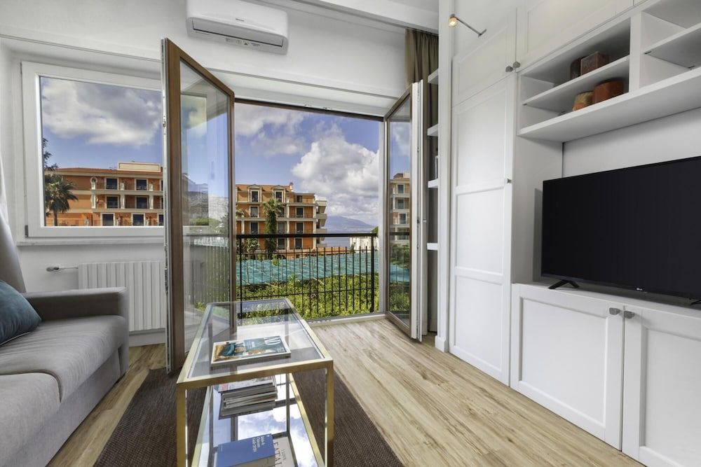 Apartment, Smoking