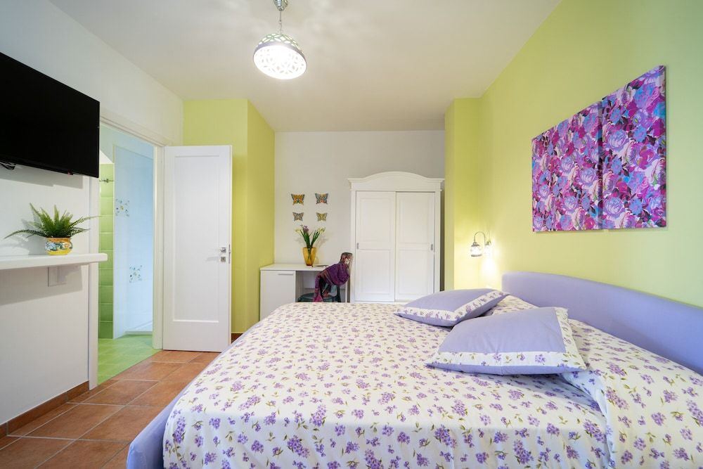 Almare' Business Room, Courtyard View 3