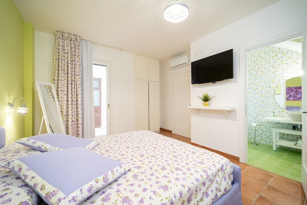 Almare' Business Room, Courtyard View 2