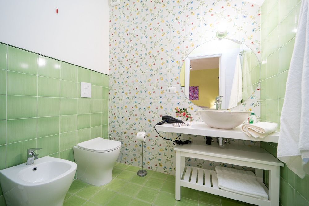 Almare' Business Room, Courtyard View 7