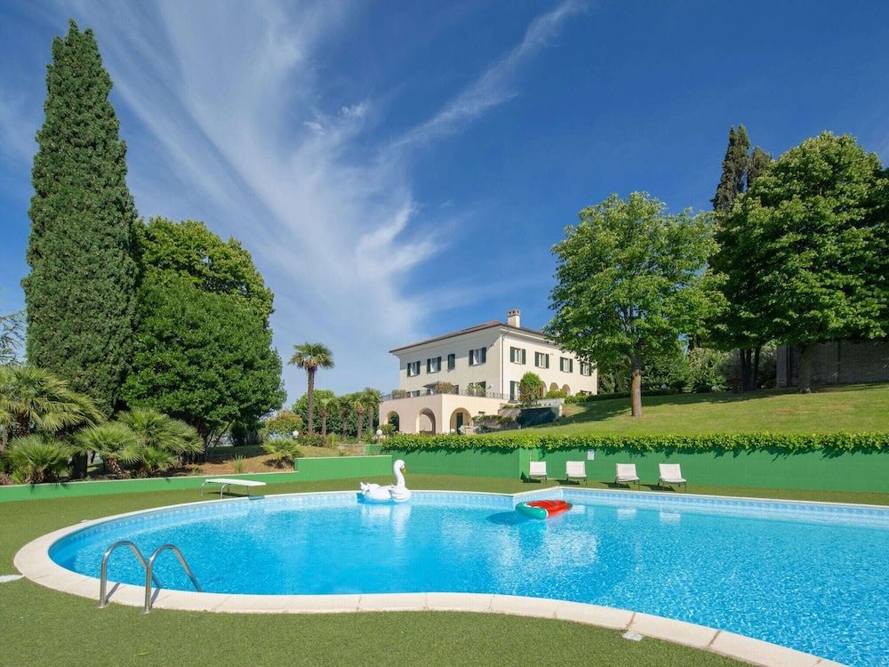 Splendid Villa in Macerata With Pool & Views