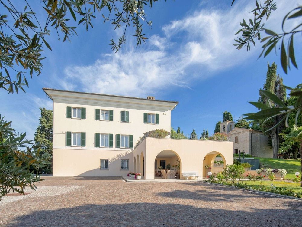 Splendid Villa in Macerata With Pool & Views