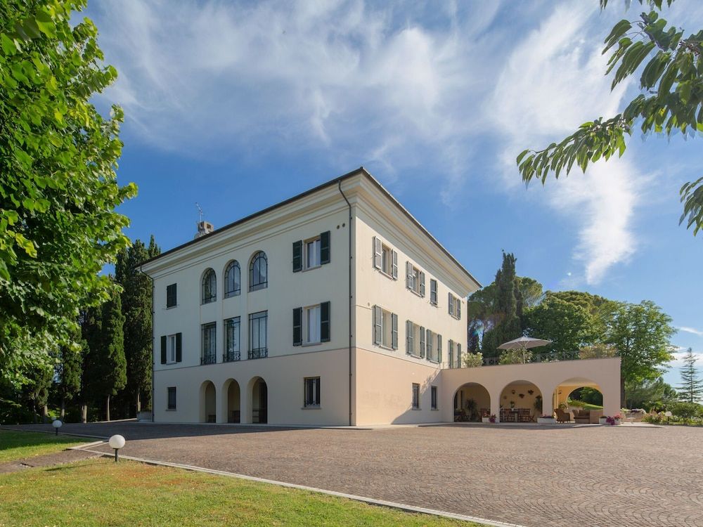 Splendid Villa in Macerata With Pool & Views