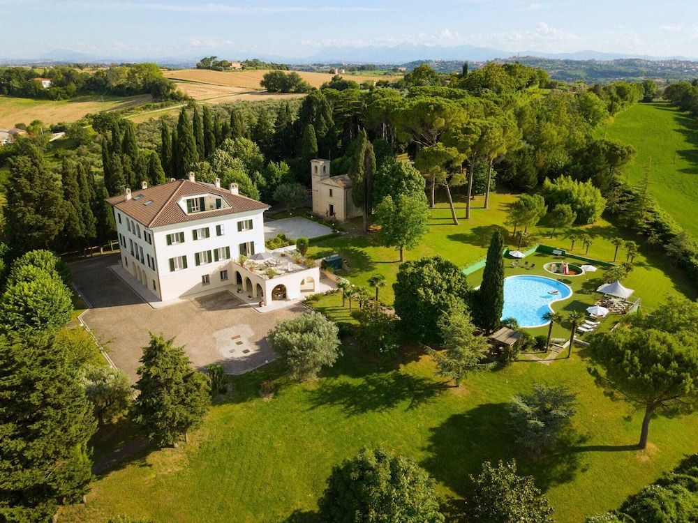Splendid Villa in Macerata With Pool & Views