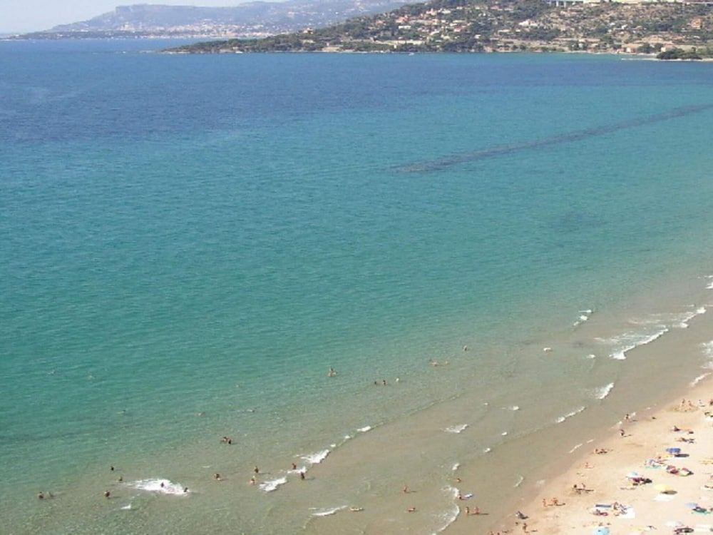 Chic Coastal Hill Escape House 38