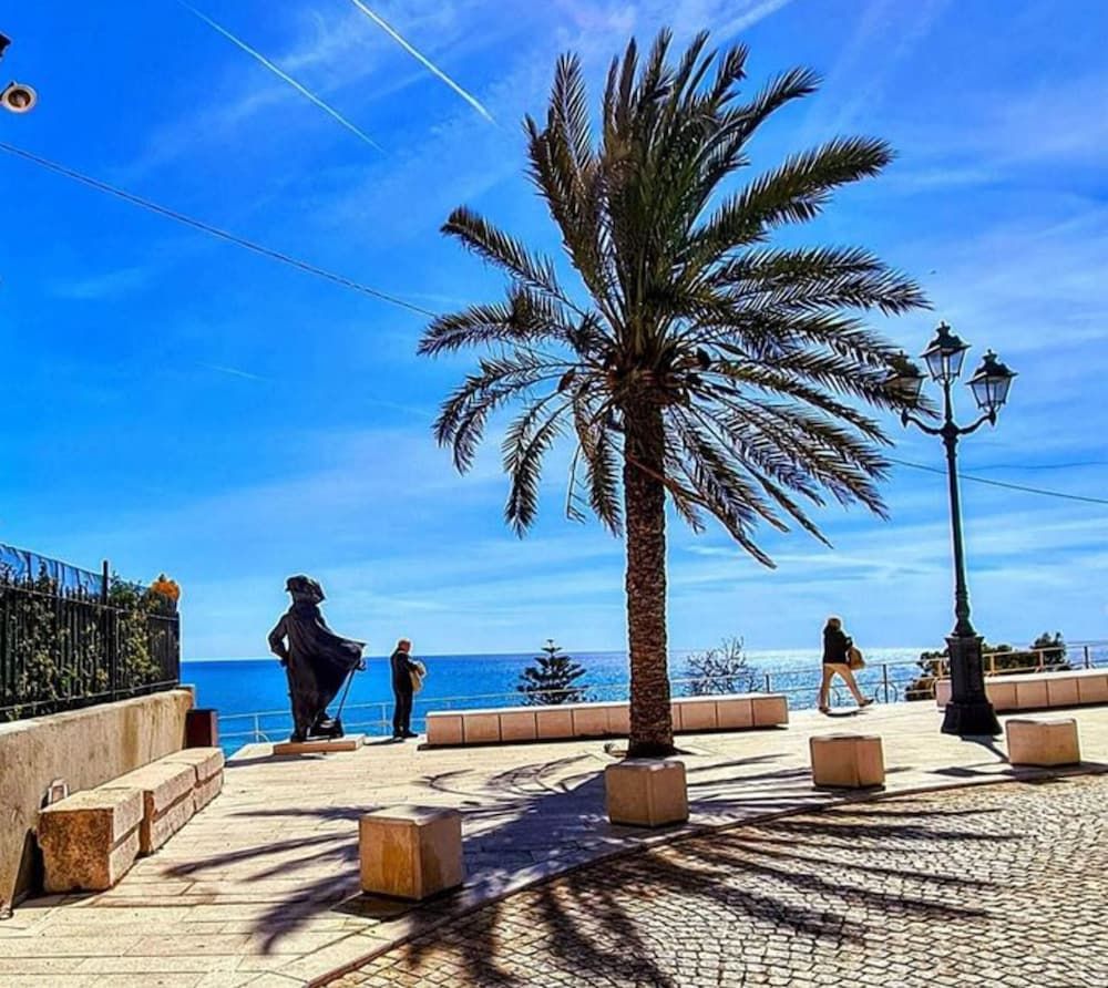 Chic Coastal Hill Escape House 39