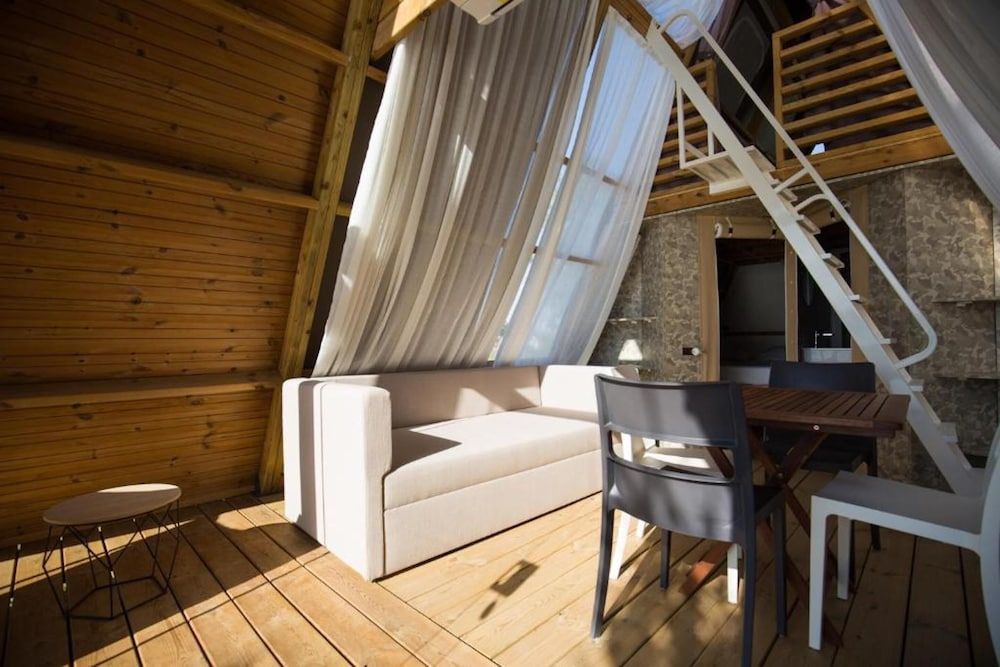 Laghi Nabi Tenda bordo Lago 2