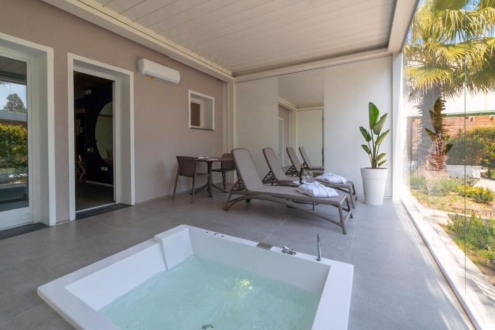 Laghi Nabi Camera Deluxe con vasca idromassaggio 6