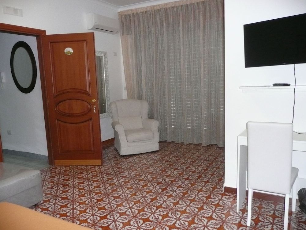 GARDEN HOUSE ERCOLANO Deluxe Quadruple Room 8