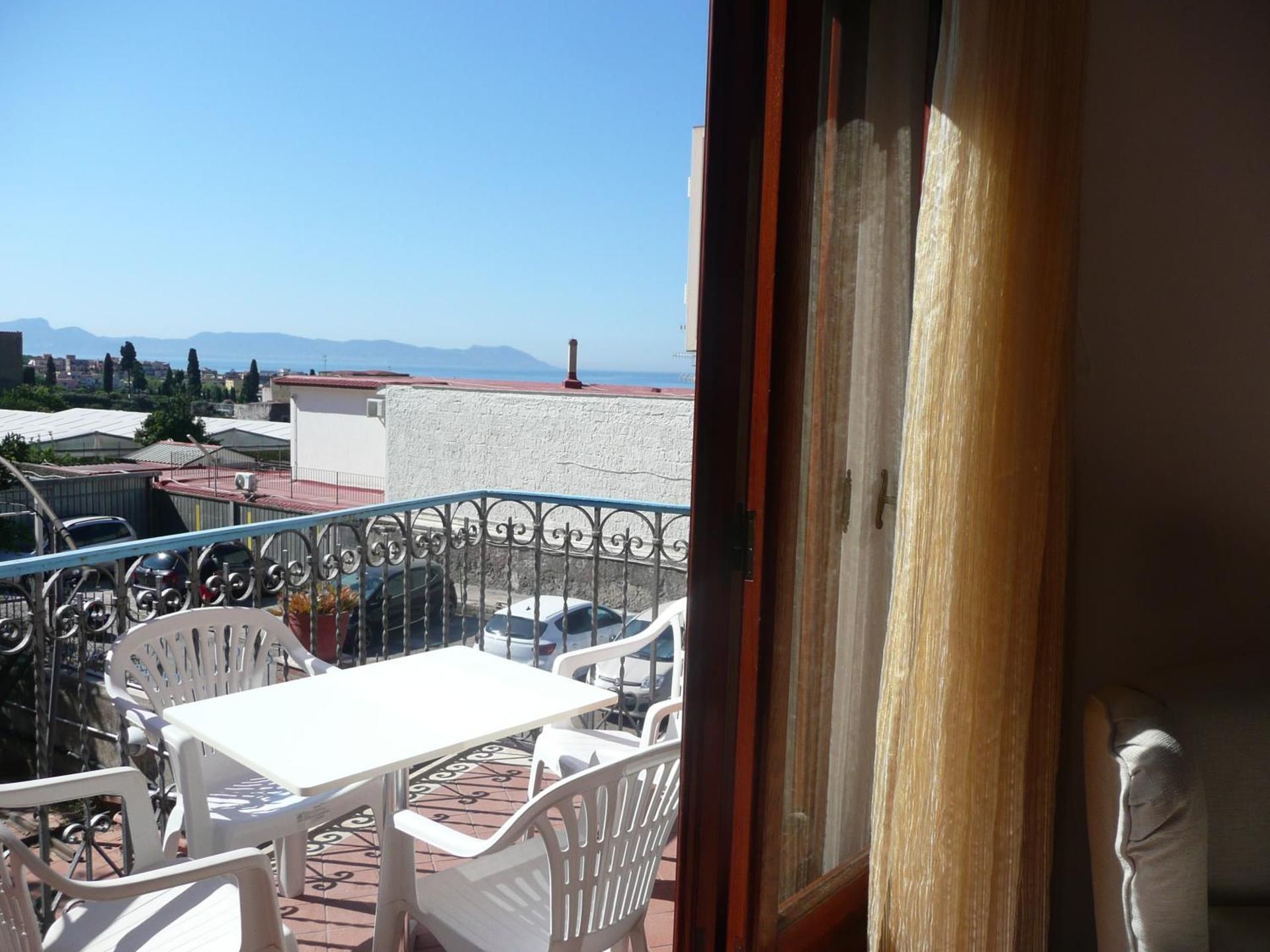 GARDEN HOUSE ERCOLANO Deluxe Quadruple Room 3