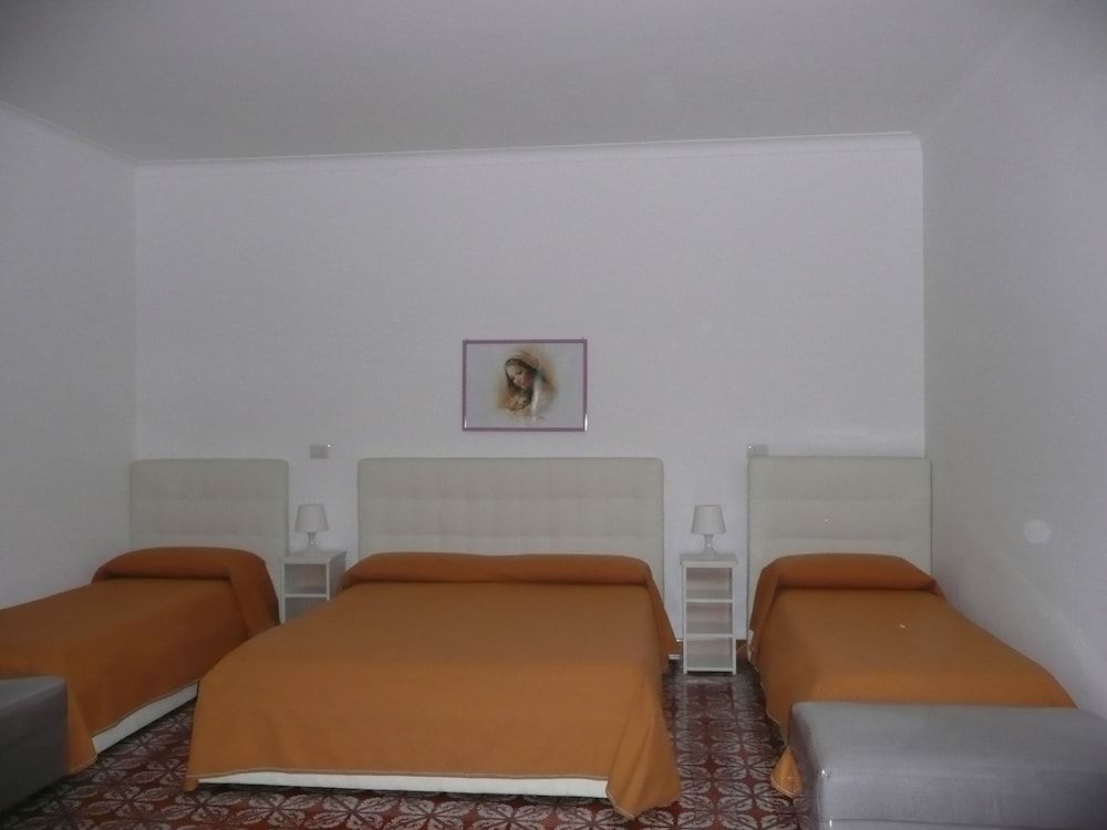 GARDEN HOUSE ERCOLANO Deluxe Quadruple Room 9