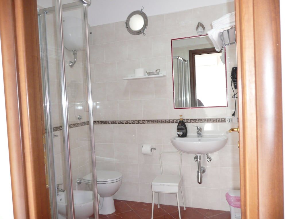 GARDEN HOUSE ERCOLANO Deluxe Quadruple Room 7