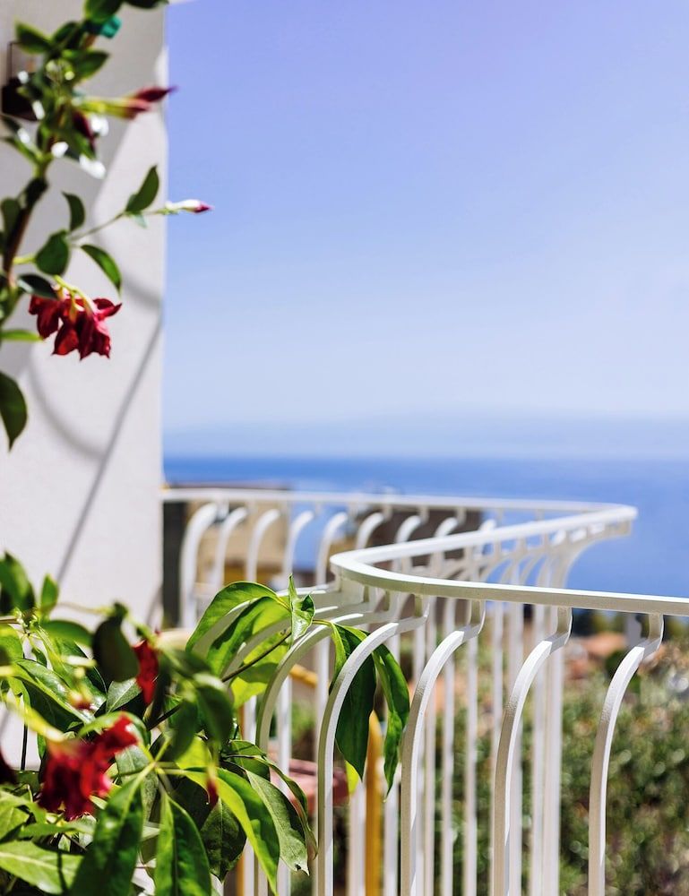 Casa Giafari Deluxe Double Room, 1 King Bed, Sea View 3