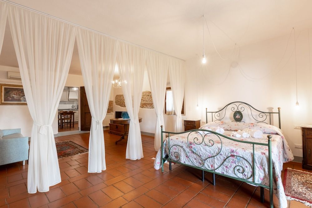 Classic Apartment, Hill View