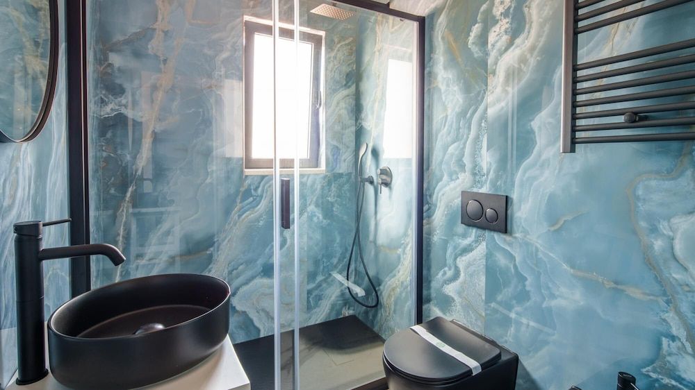 Welcomely - Deluxe Room - Amii Stewart Studio 13