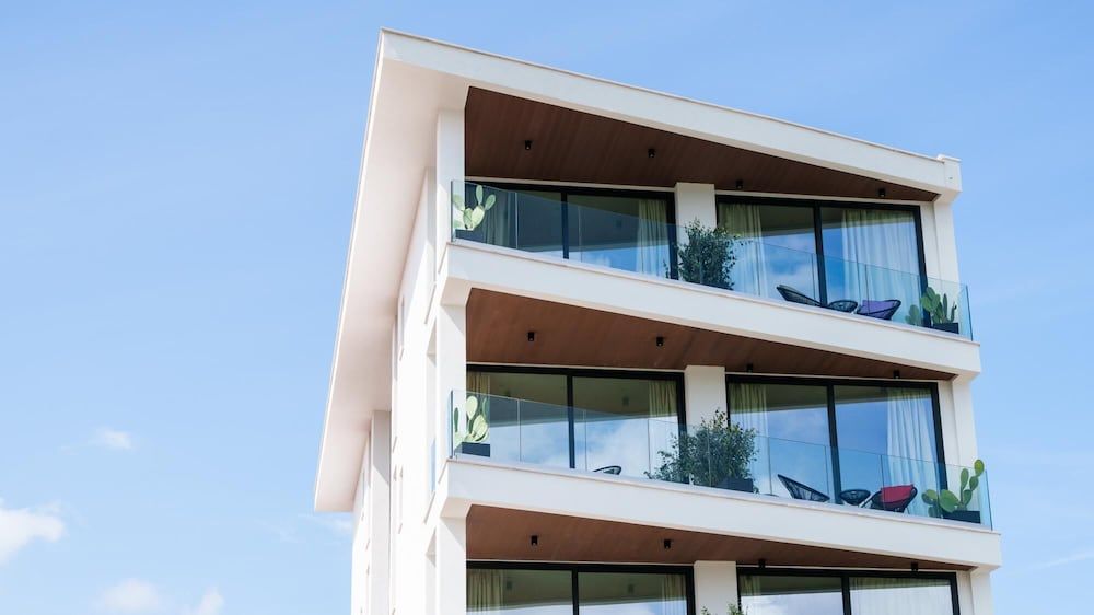 Welcomely - Deluxe Room - Amii Stewart Studio 10