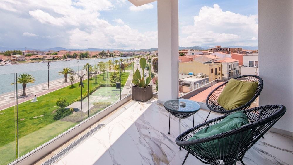 Welcomely - Deluxe Room - Amii Stewart Studio 5