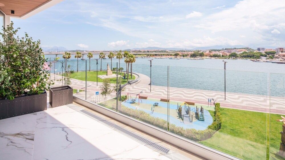 Welcomely - Deluxe Room - Amii Stewart Studio 6