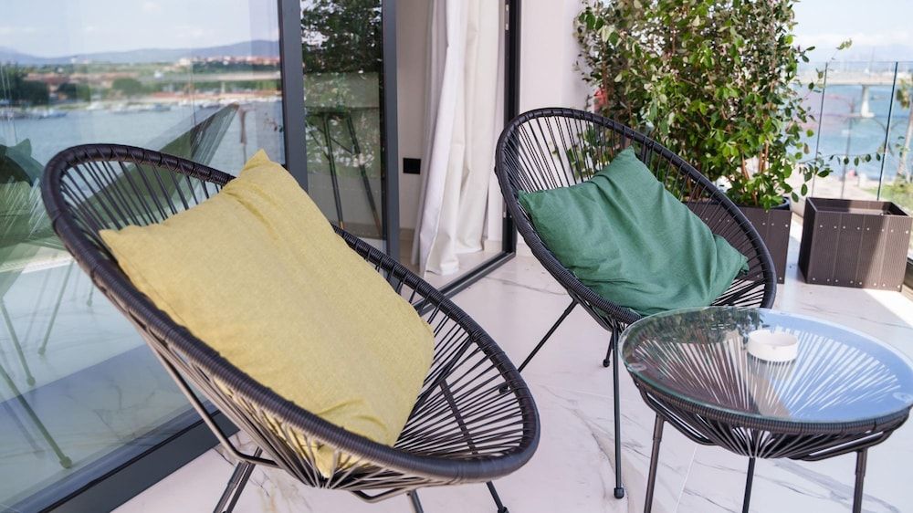 Welcomely - Deluxe Room - Amii Stewart Studio 21