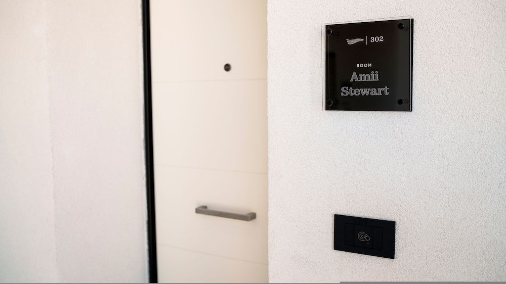 Welcomely - Deluxe Room - Amii Stewart Studio 17