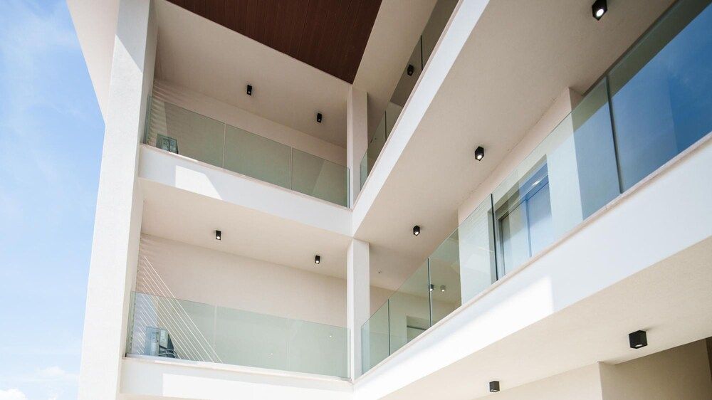 Welcomely - Deluxe Room - Amii Stewart Studio 26