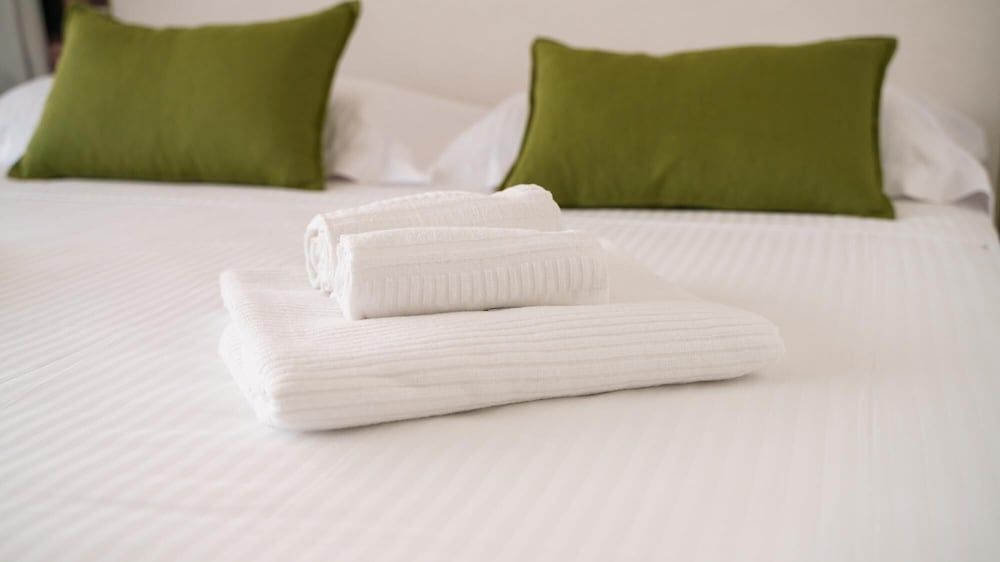 Welcomely - Deluxe Room - Amii Stewart Studio 7