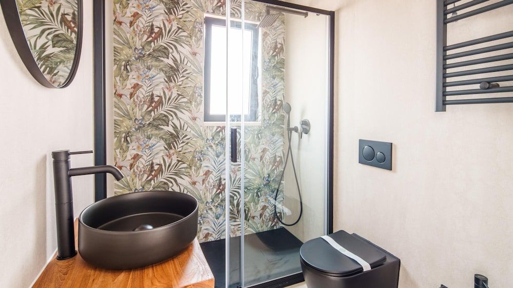 Welcomely - Deluxe Room - Charles Aznavour Studio 22