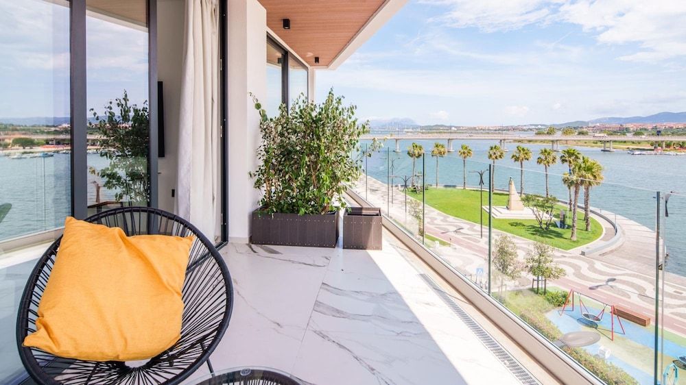 Welcomely - Deluxe Room - Frank Sinatra Studio 11