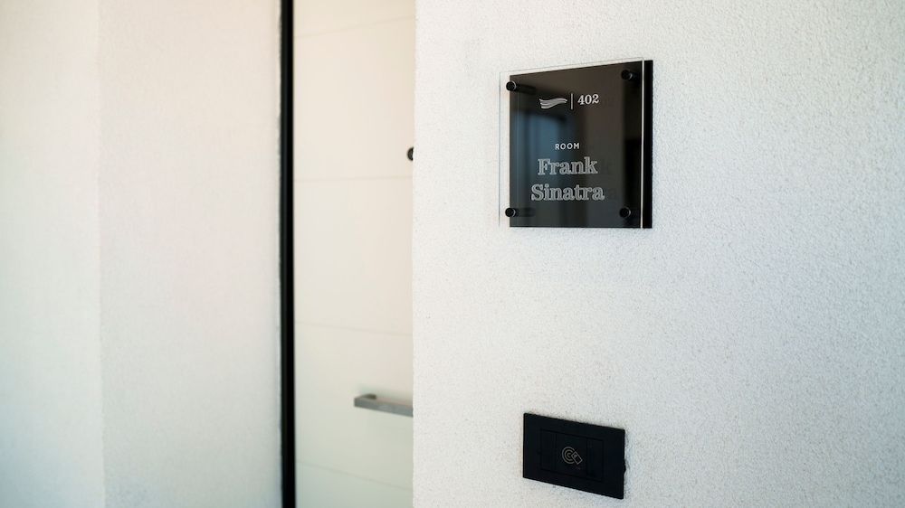 Welcomely - Deluxe Room - Frank Sinatra Studio 16