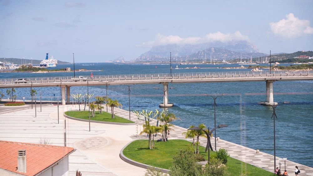 Welcomely - Deluxe Room - Frank Sinatra Studio 20