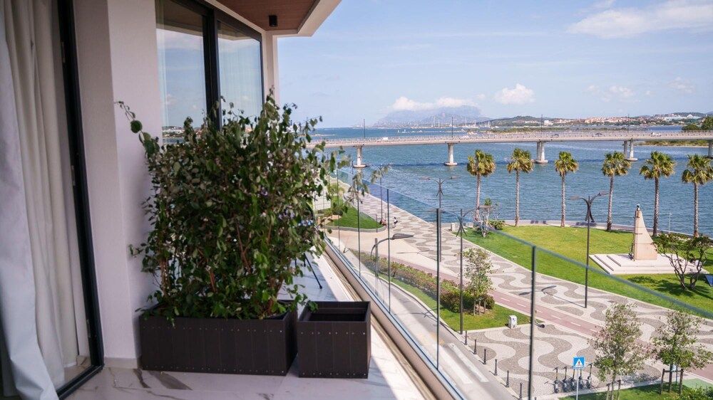 Welcomely - Deluxe Room - Frank Sinatra Studio 12