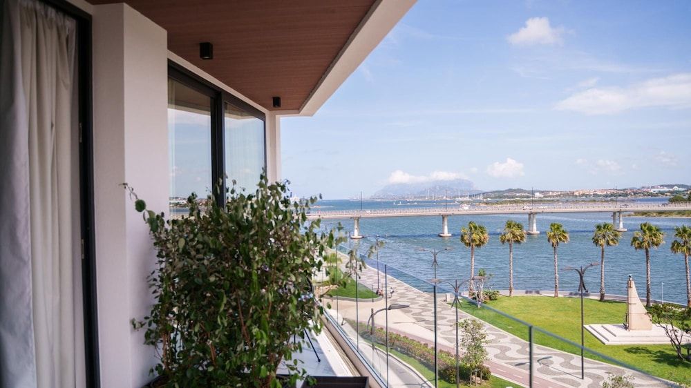 Welcomely - Deluxe Room - Frank Sinatra Studio 10