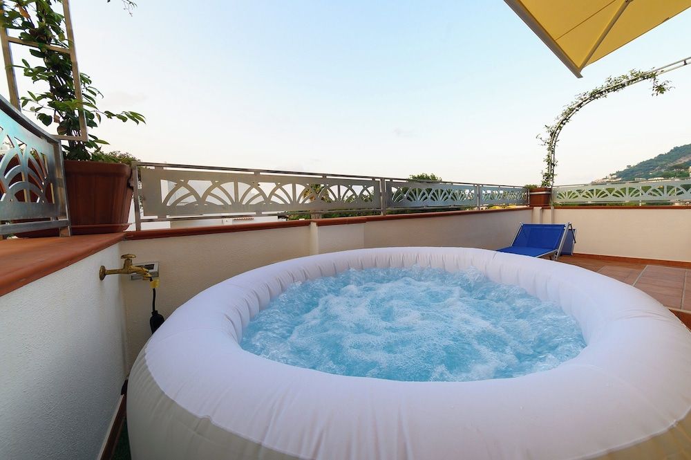 B&B La Rosa Deluxe Room, Hot Tub, Garden View 8