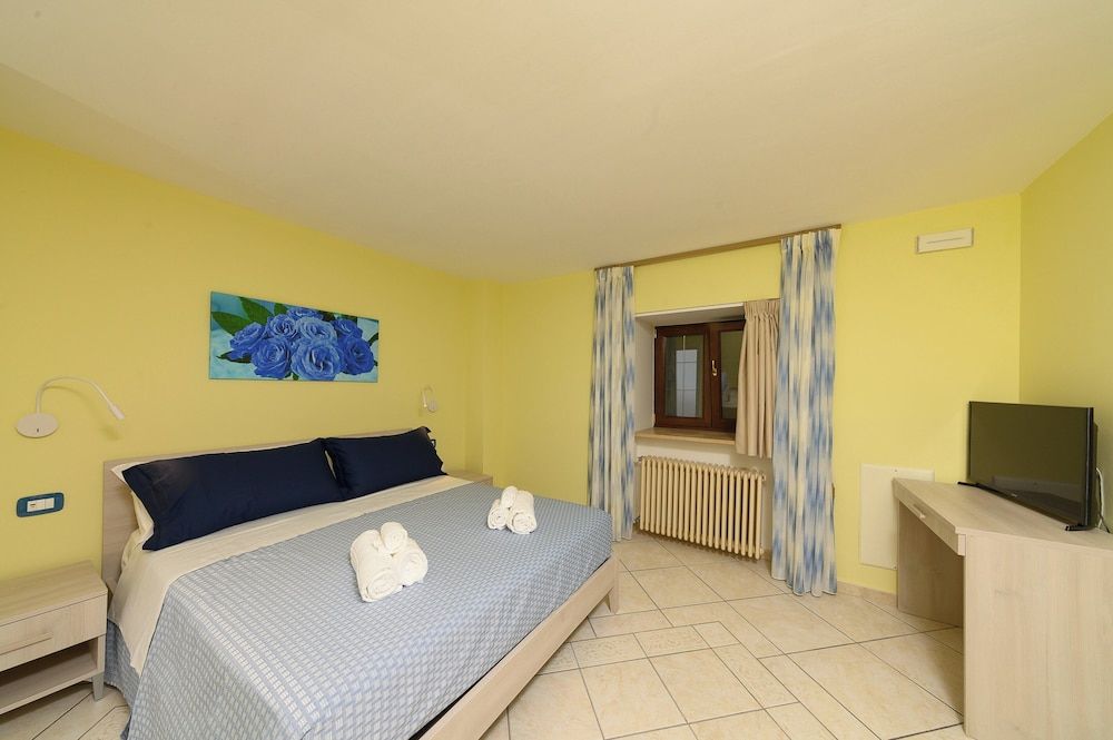 B&B La Rosa Deluxe Room, Hot Tub, Garden View 6