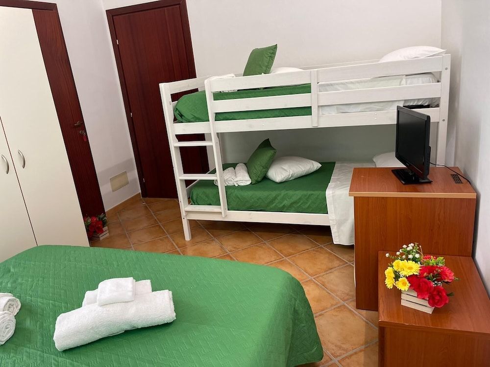 Basic Quadruple Room (Verde)