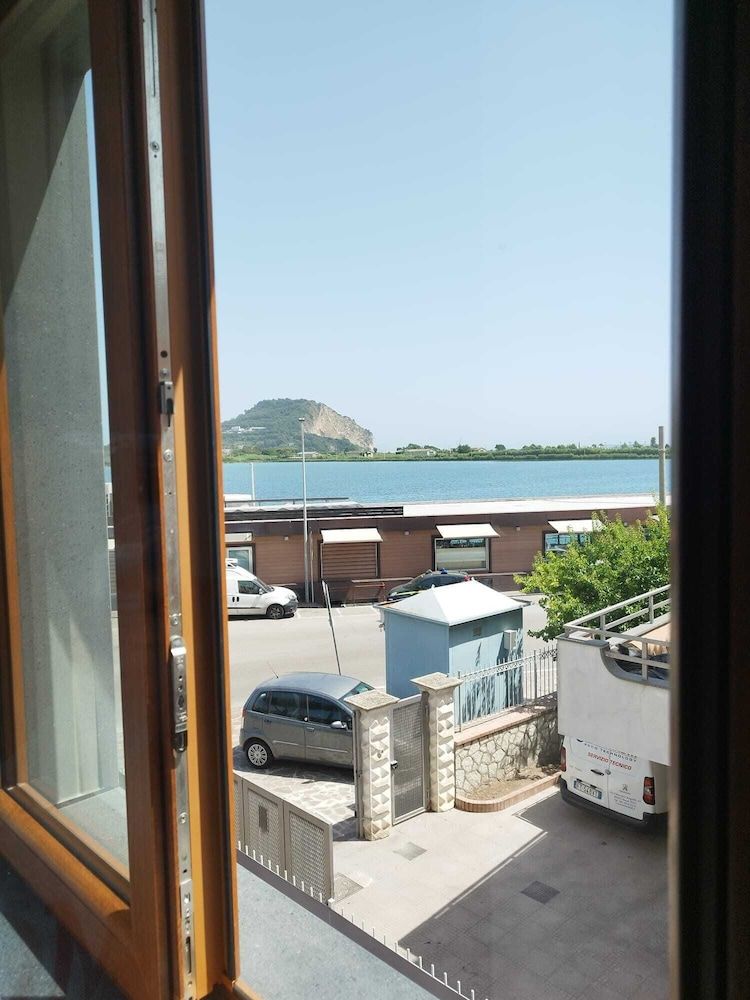 HAPPYROOMS Deluxe Double Room 10