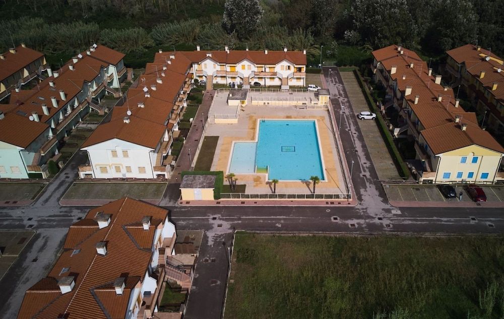 Poolside Escape in Rosolina-beahost