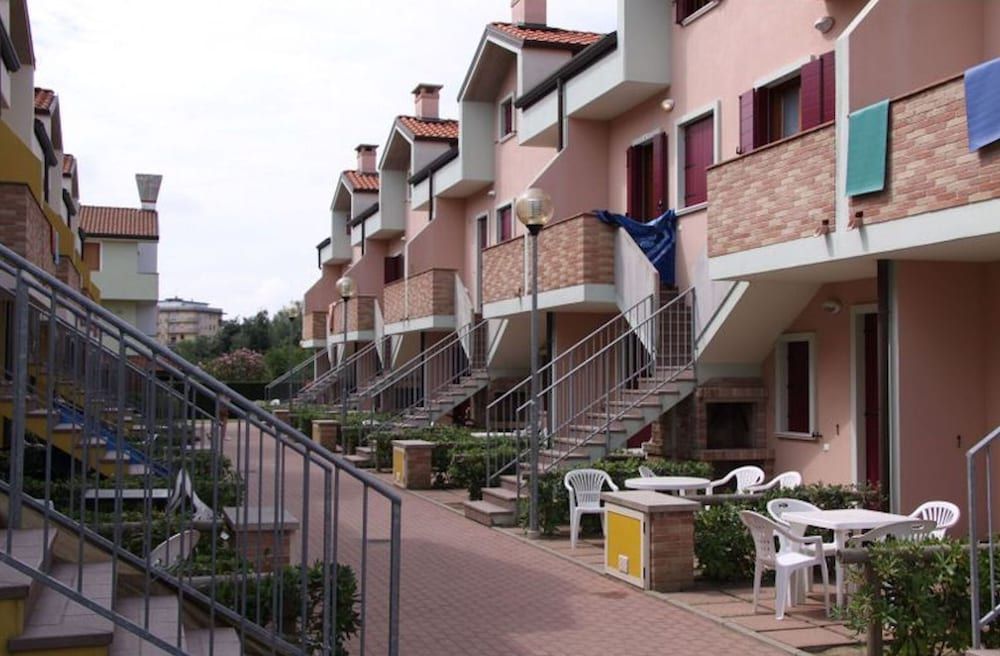 Poolside Escape in Rosolina-beahost