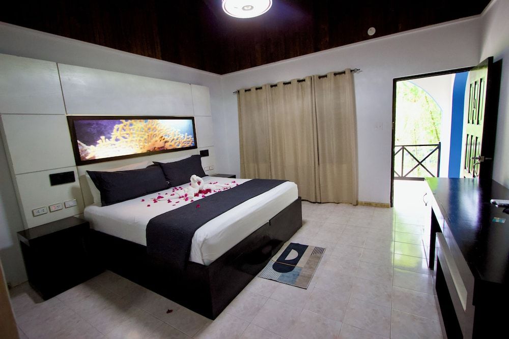 Rum Runners Resort Signature Single Room, 1 King Bed, Air conditioning, Garden View 3