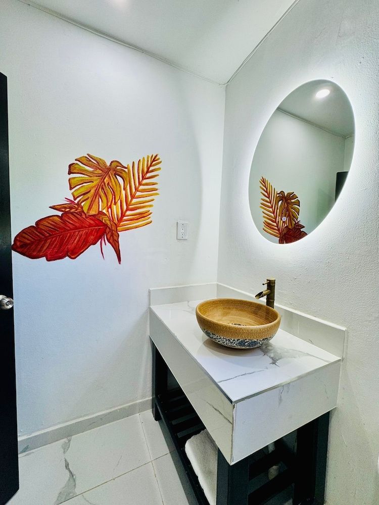 Rum Runners Resort Signature Single Room, 1 King Bed, Air conditioning, Garden View 5