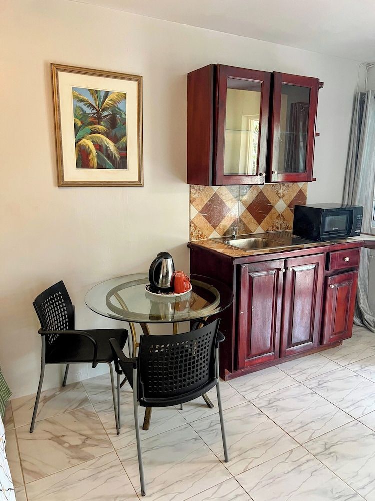 Paradise On The Rocks Hotel Classic Studio Suite, Courtyard View 4