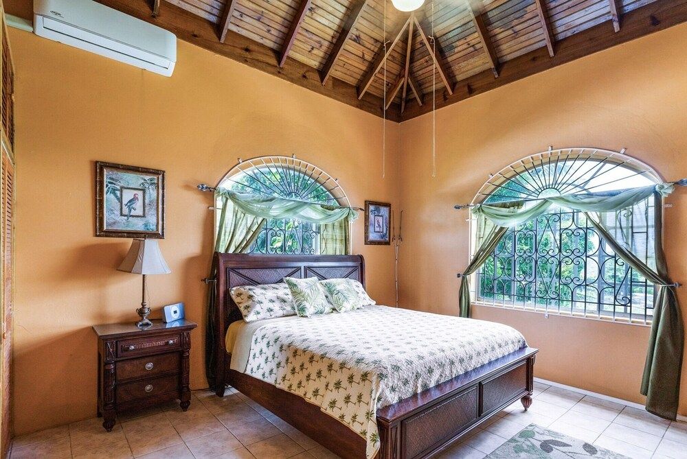 YanceyLargo-6BR Two-Story Estate w/Mountain Views by RedAwning Villa, 6 Bedrooms 8