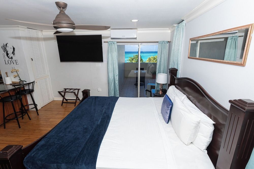 Montego Bay Club Apartments Deluxe Studio, Multiple Beds, Ocean View 14