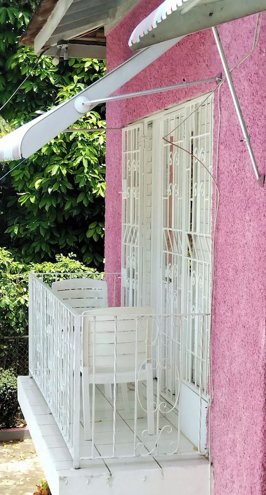 237 Bratton Ave Comfort Room, Multiple Beds, Balcony 7