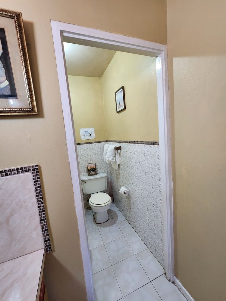 237 Bratton Ave Comfort Room, Multiple Beds, Balcony 11